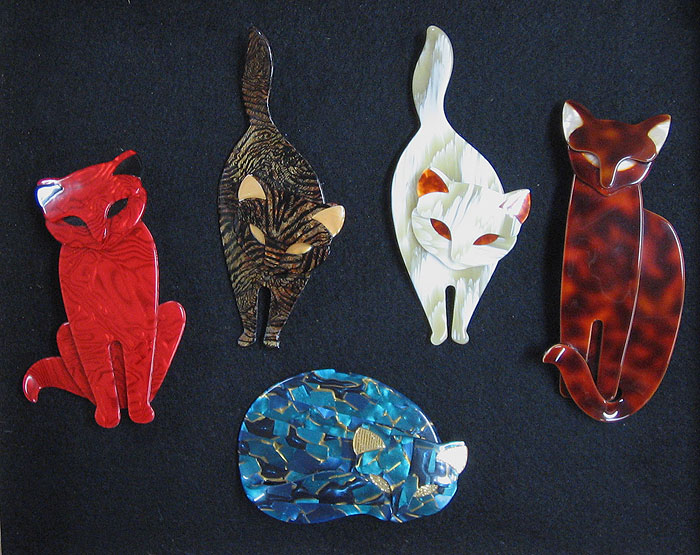 リア・スタンの猫のブローチ