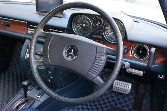 1976年メルセデスベンツ W114 280CE 右ハンドル – PrancingHorse
