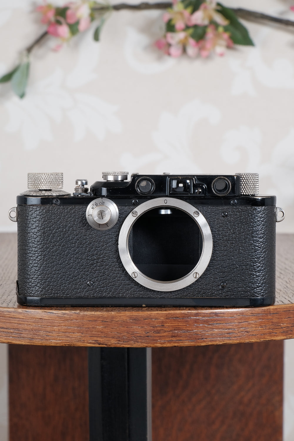 Beautiful! 1933 BLACK LEITZ LEICA III and leather case. Freshly