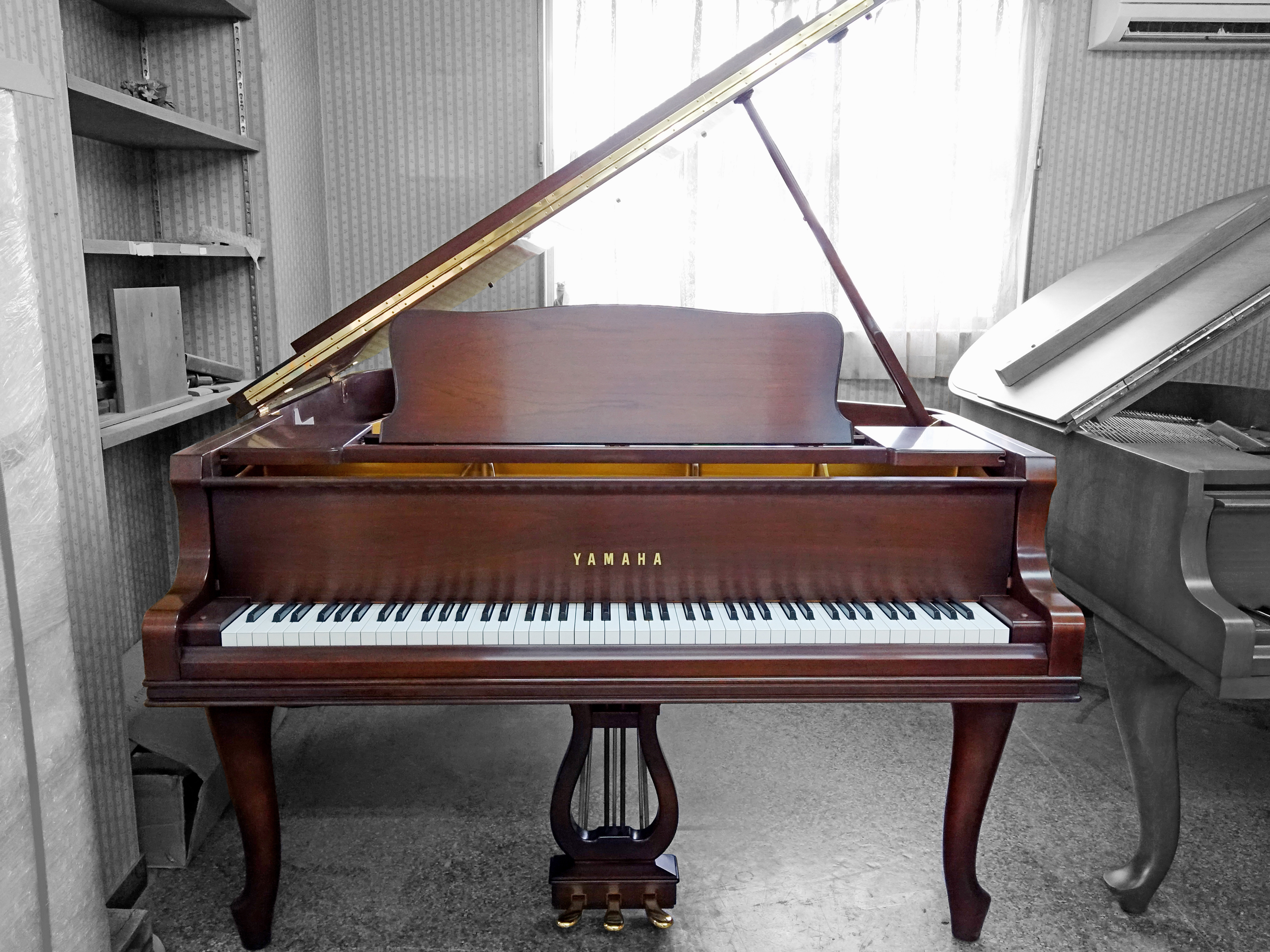 木目ヤマハグランドピアノG2ECPウォルナット・チッペンデール（猫脚