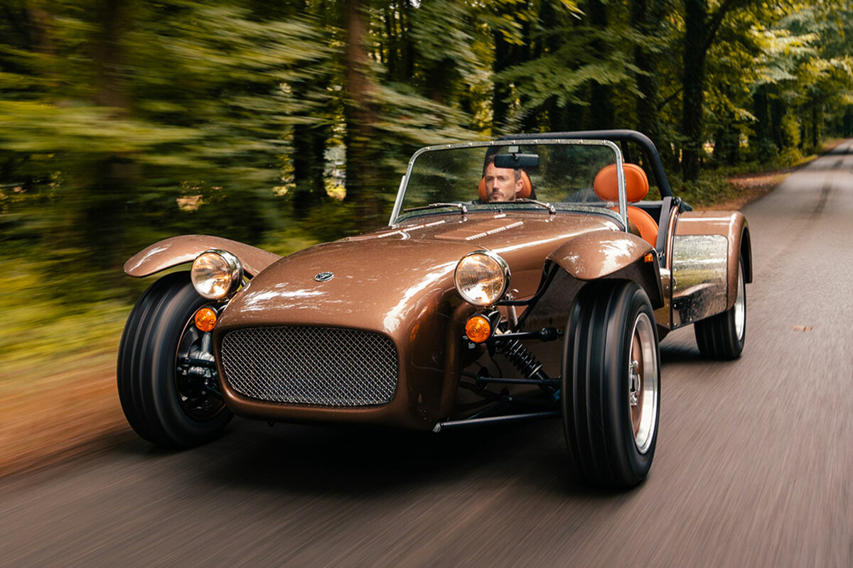 ケータハムが「スーパーセブン2000」を発売 クラシックな装いの軽量