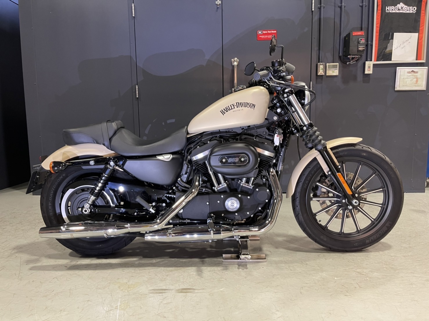 ハーレー中古車】走行2140kmのスポーツスターアイアンXL883N入荷しま