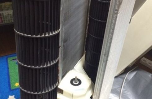 完全分解洗浄：窓用エアコンのお掃除業者ならハウスクリーニング志事人！