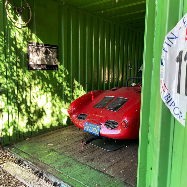 1955年ポルシェ550スパイダーが輸送コンテナ内で発見される