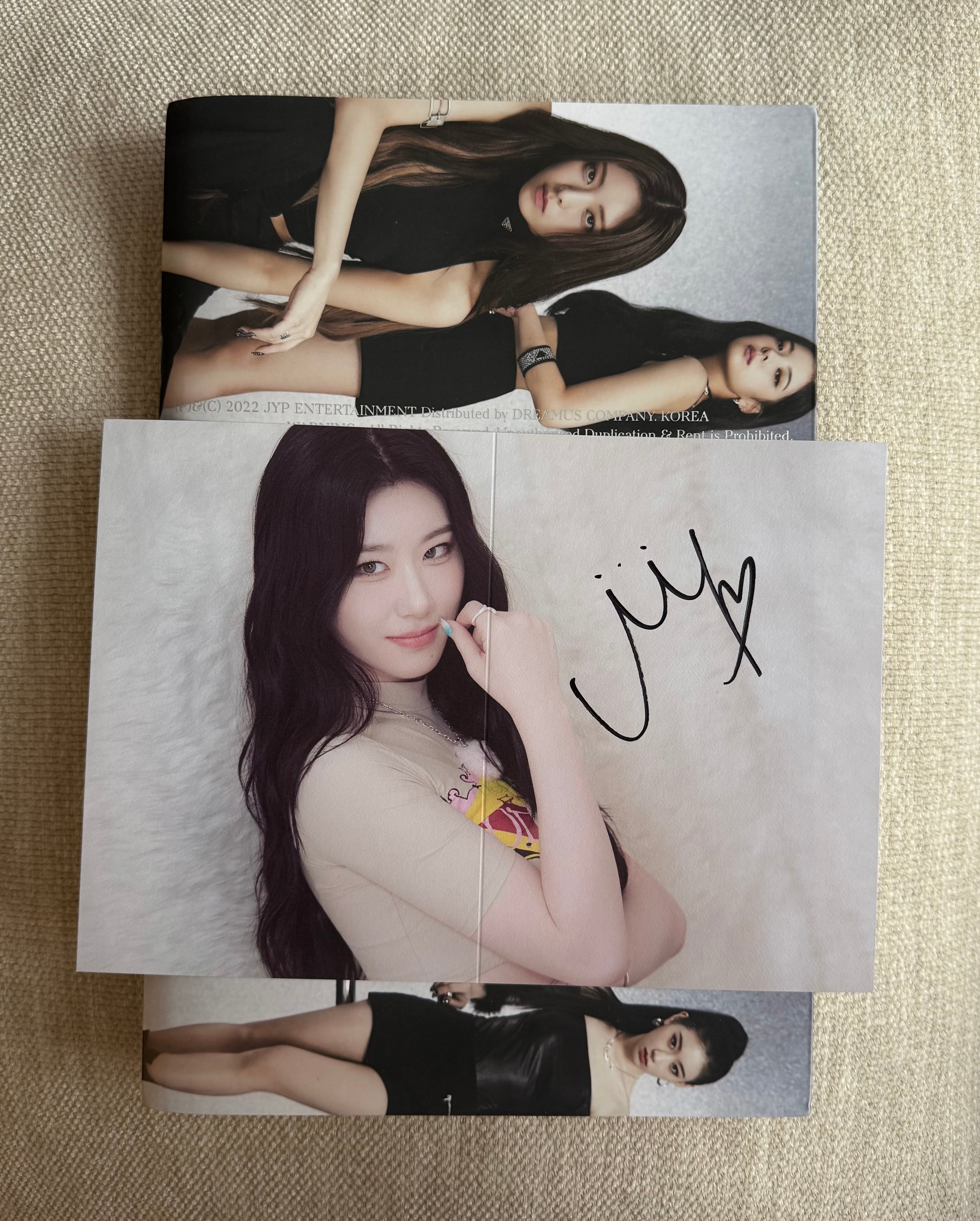 Itzy 'CHESHIRE' Album - SIGNED – 00:00 Studios