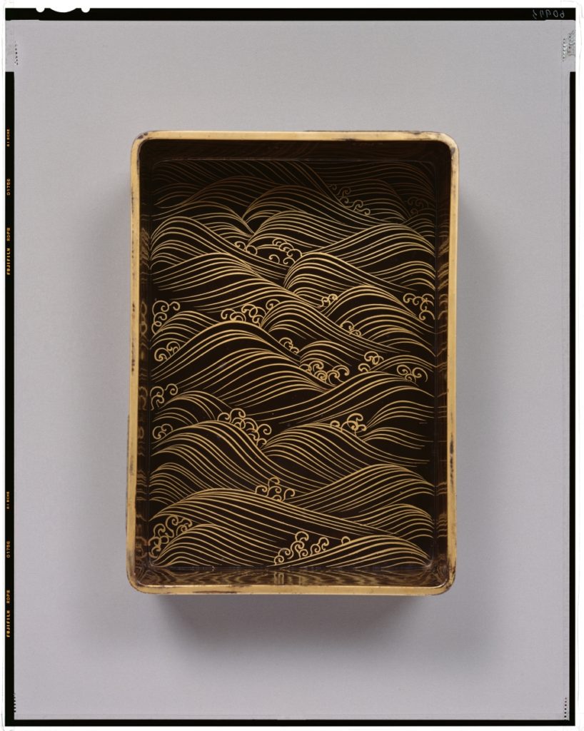 びじゅチューン！住んでます八橋蒔絵硯箱「八橋蒔絵螺鈿硯箱」の解説