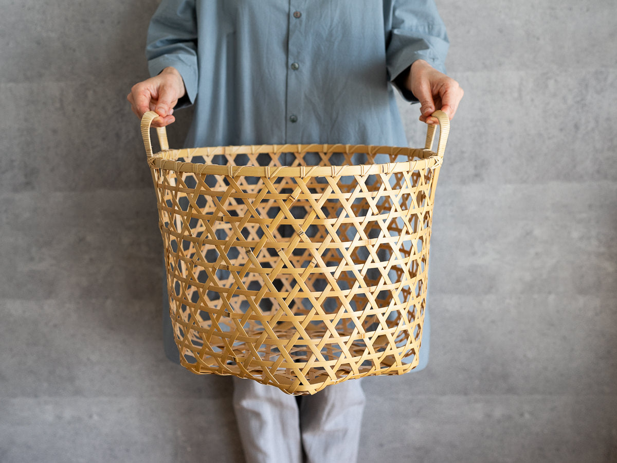 白竹で編まれた六つ目編みのランドリーバスケット – 市川籠店 | 1basketry