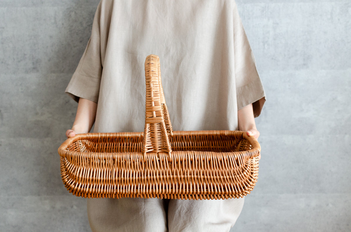 ポーランドのむきやなぎで編まれた、横長の浅型かご – 市川籠店