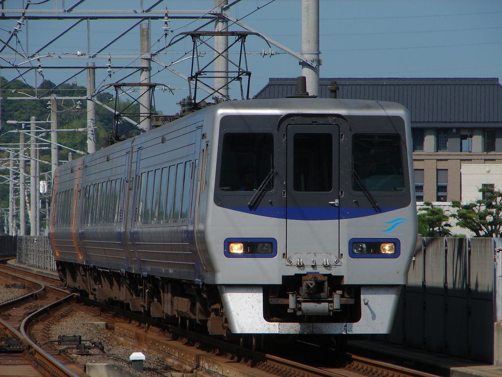 JR四国】8000系、2度目のリニューアル！車体・車内の両方で施工 | 鉄道