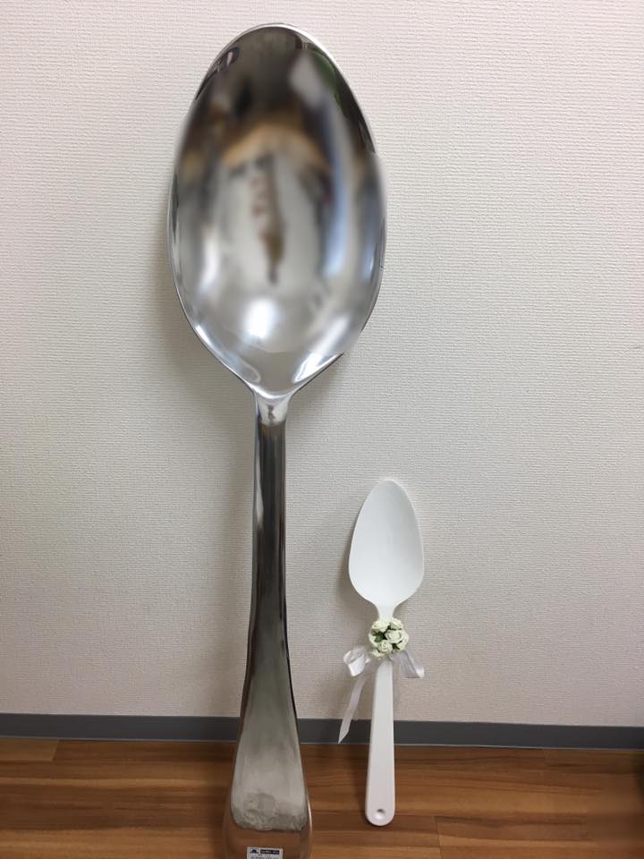 ファーストバイト用に120cmの巨大スプーン無料レンタル中 | 結婚式