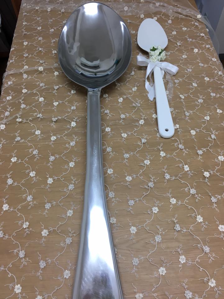 ファーストバイト用に120cmの巨大スプーン無料レンタル中 | 結婚式