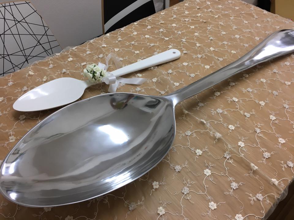 ファーストバイト用に120cmの巨大スプーン無料レンタル中 | 結婚式