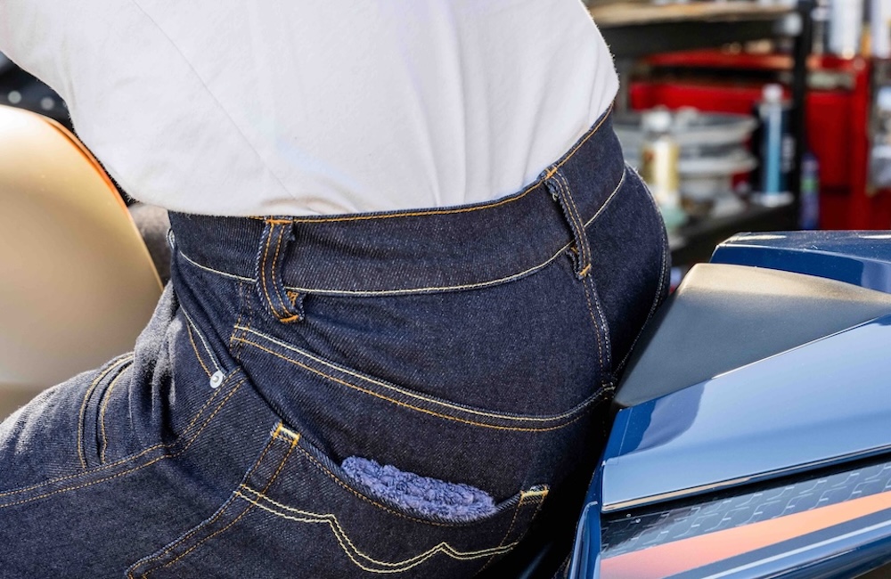 バイク乗車で必要なのは【タテ伸び】だ！ タテにも伸びる【シン