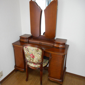 座ってみたい豪華なアンティークドレッサー - 鏡台・ドレッサーの専門