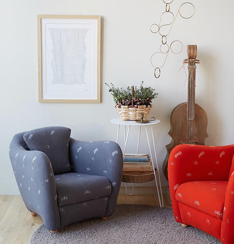 ミナ ペルホネンの生地をまとったイデーの定番コンパクトソファ、数量