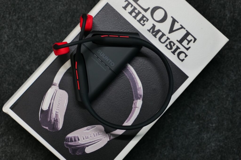 SUUNTO WINGをレビュー！モバイルバッテリー付きでヘッドジェスチャー