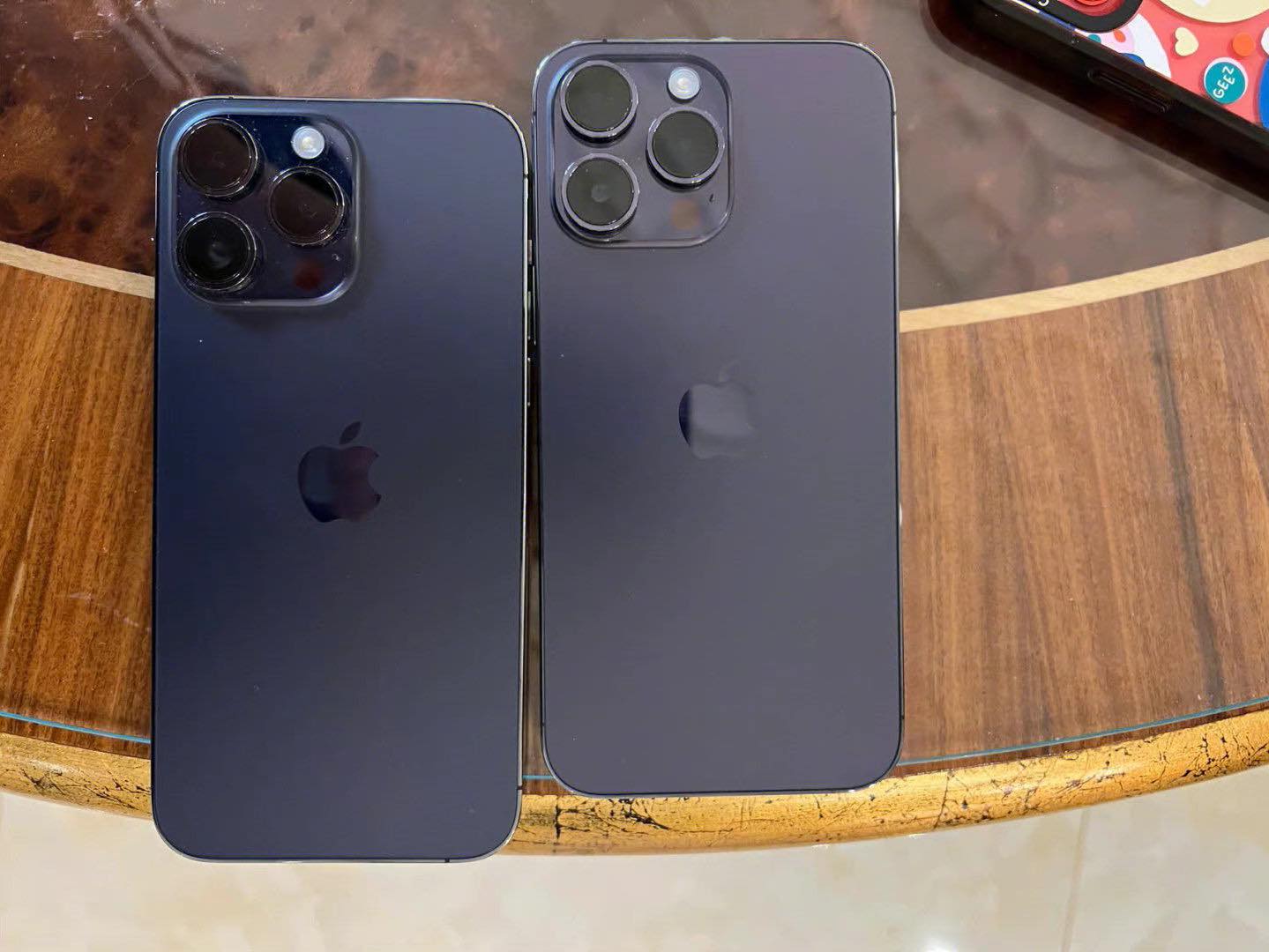 iPhone 14 Pro｣のディープパープルの色味に個体差があるとの報告 | 気