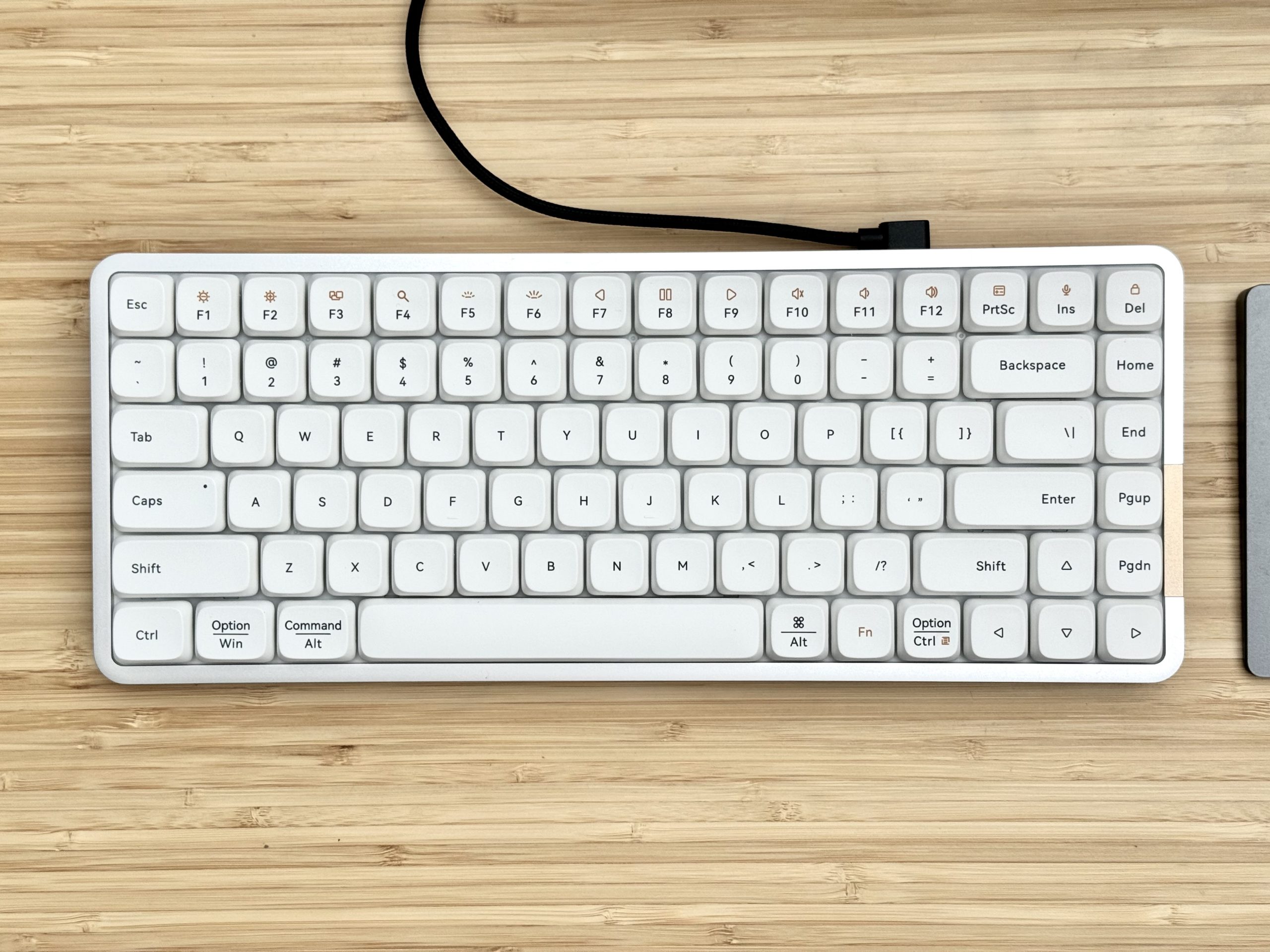 LOFREE FLOW84 – シルキータッチと心地よい音、GOHST軸のメカニカル