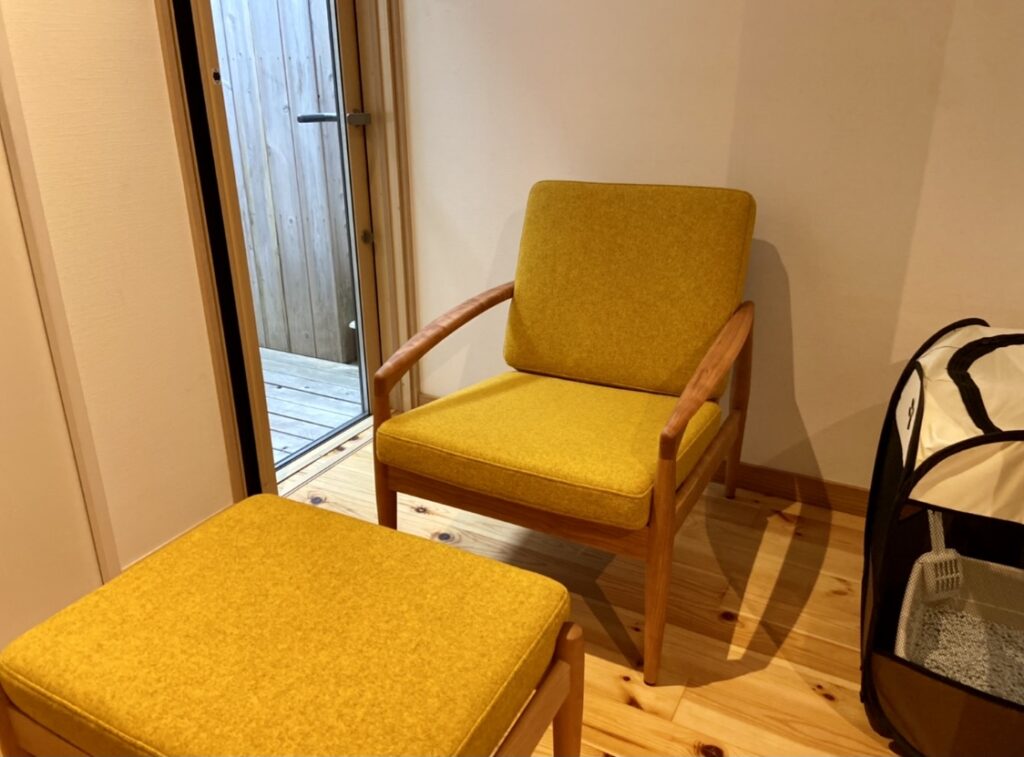 上京区へ宮崎椅子製作所さんのペーパーナイフソファ1人掛けを納品しま