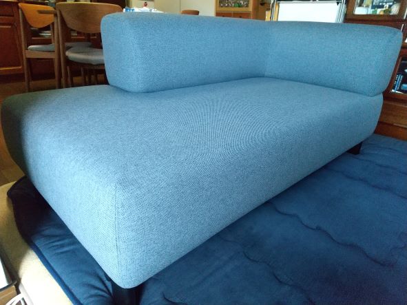 宇治市へ カリモクニュースタンダードの ポーラーラウンジチェアLを