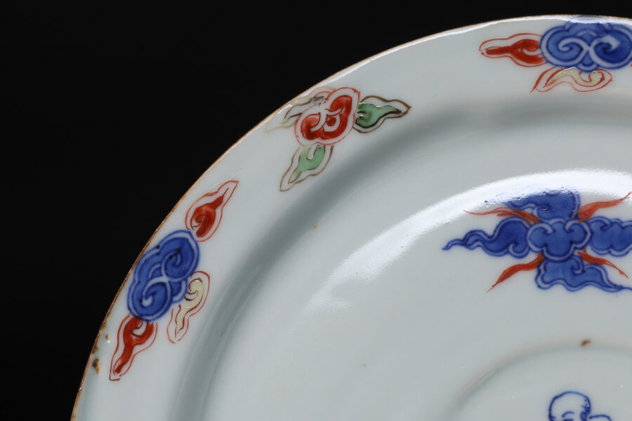 南京赤絵羅漢雲鶴文皿（明 - 清時代） - 天平堂（TENPYODO）