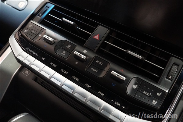 グレードで送風口の数が違う！新型ランクル300のエアコンの快適性