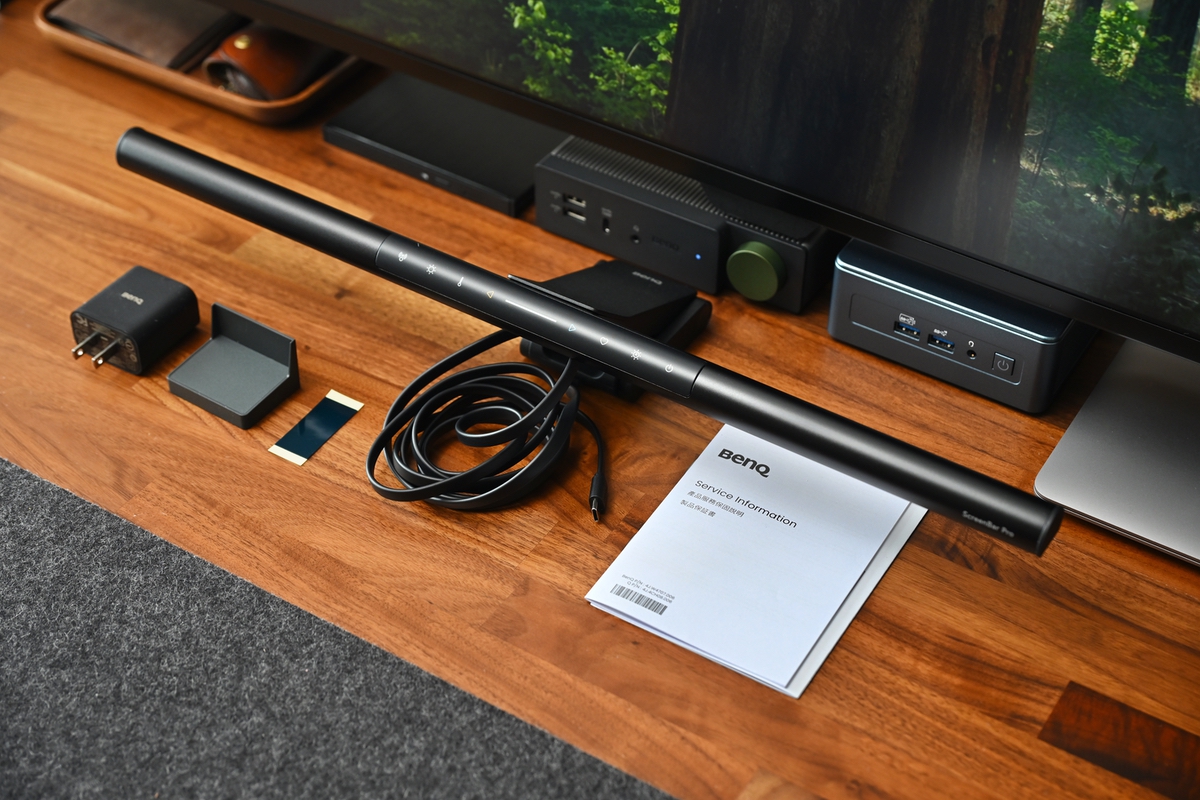 BenQ ScreenBar Pro レビュー。広いデスクでも十分な照明範囲と自動