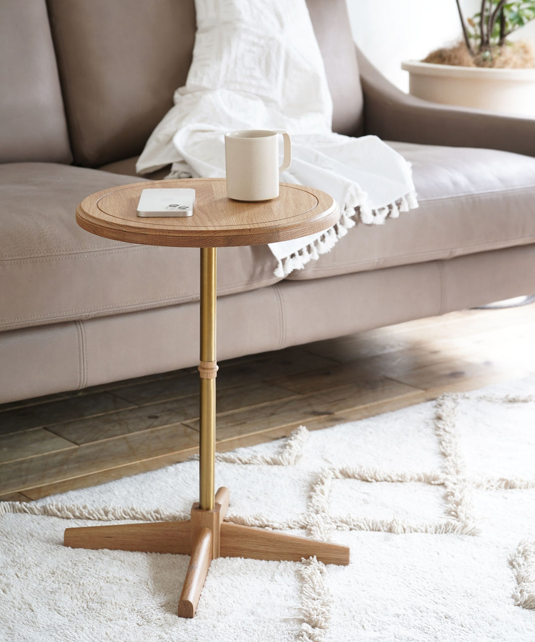 ecruxe（エクリュクス）LIEN ROUND SIDE TABLE OAK｜真鍮塗装と木材の