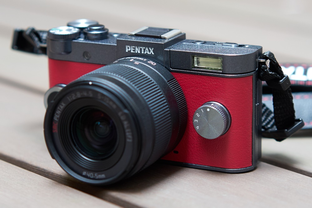 そのサイズに驚く！プレミアムスモール一眼カメラ「PENTAX Q-S1」の