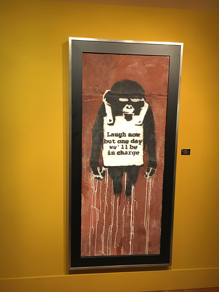 バンクシー「Laugh Now」の意味と解説 | The Art of Banksy