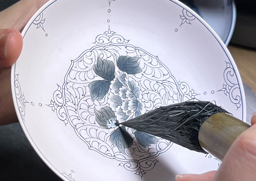 工芸WS〕三川内焼染付体験 豆皿製作 || THE COVER NIPPON