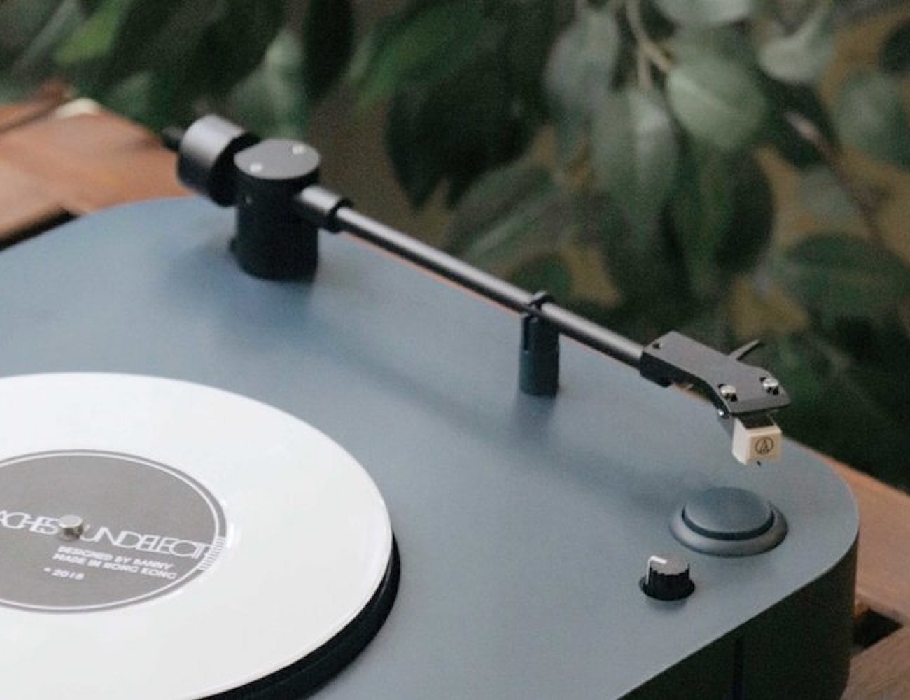 Omni is a Portable Record Player that Goes with You Anywhere