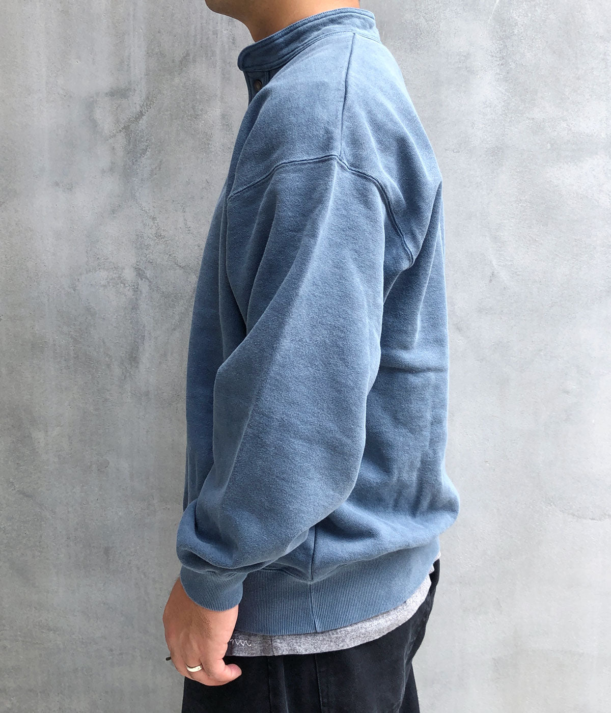 DESCENDANT/VOIL HENLEY NECK PIGMENT DYE (BLUE)