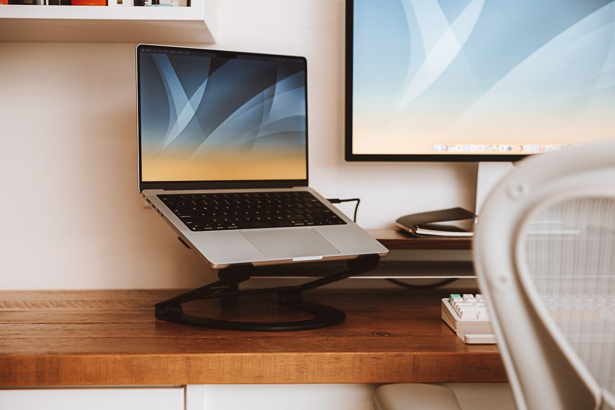 Comparing the Twelve South Curve Flex to the Original Curve - The