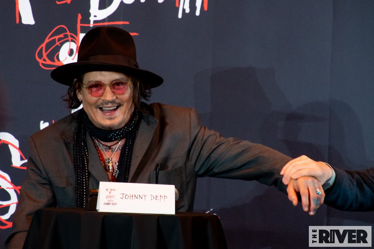 ジョニー・デップ来日、手に着いた絵の具が落ちぬまま個展会見に登壇