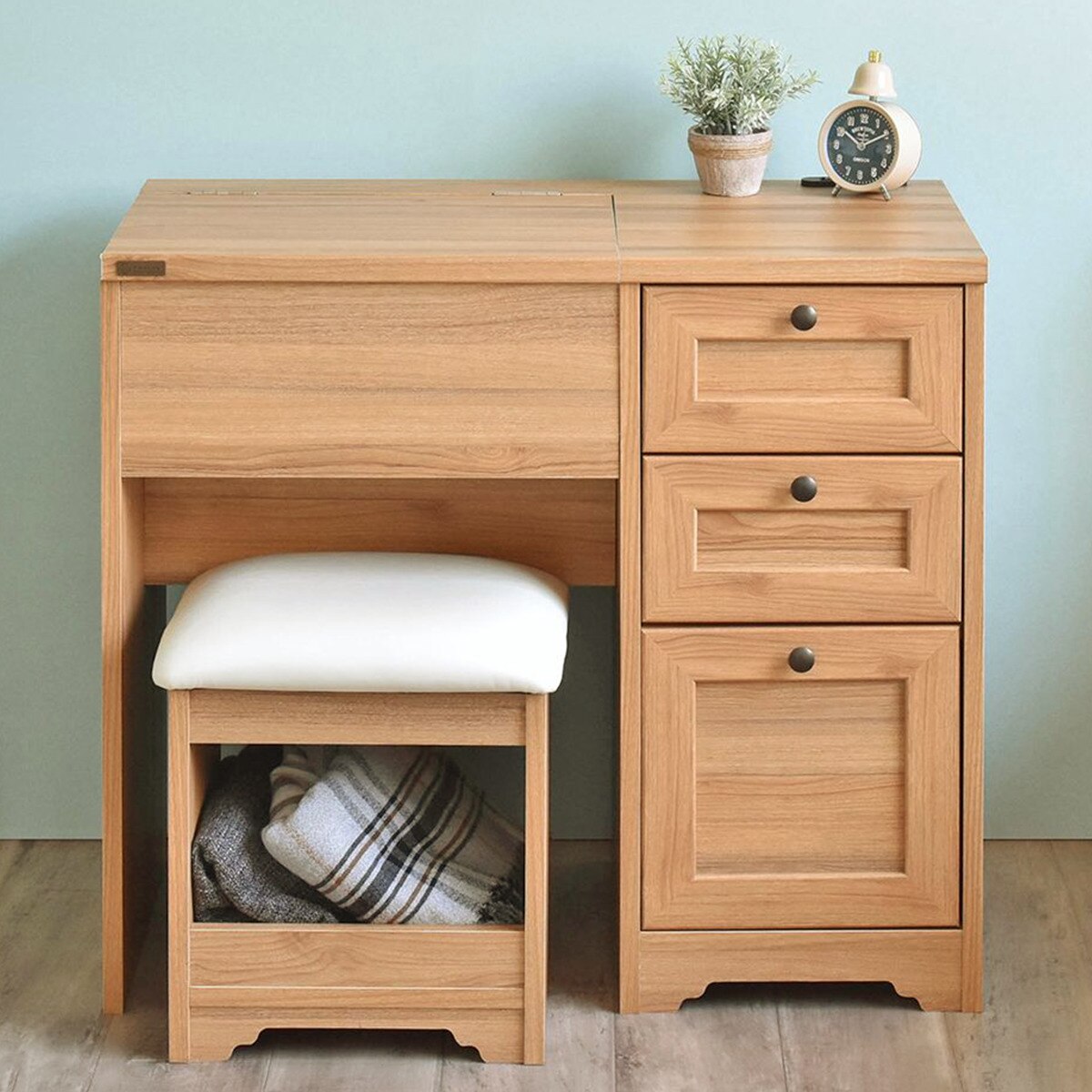 ドレッサーとデスクがひとつになった一台二役のドレッサーデスク(70