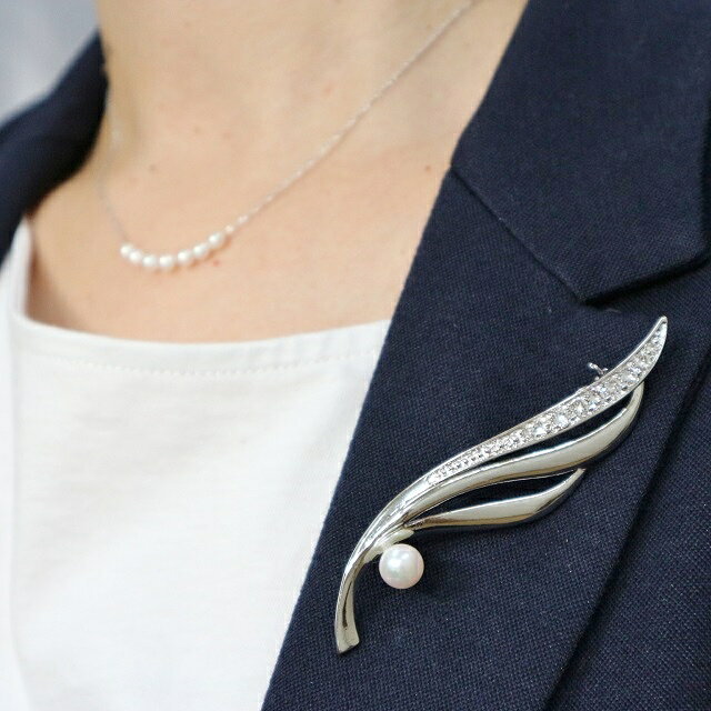 おしゃれな大人女性はブローチ使いが上手。セレモニーのコサージュ