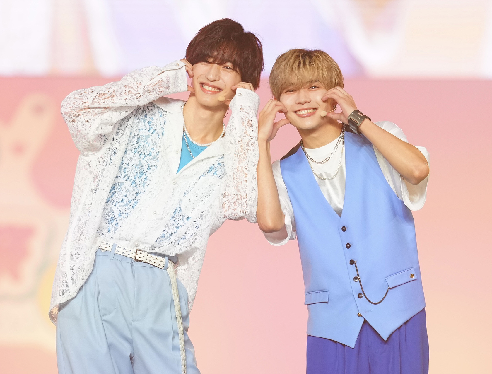 なにわ男子」道枝駿佑&長尾謙杜がランウエーで〝ルダハート〟を披露