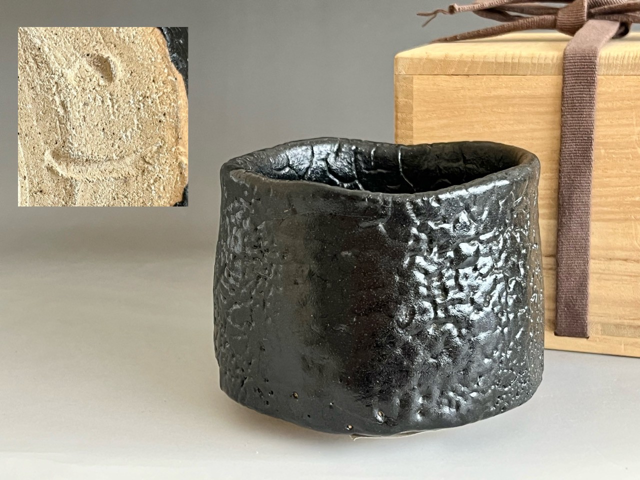 人間国宝 人間国宝 加藤孝造 黒織部茶碗 素朴で風合い豊かな作品 m575