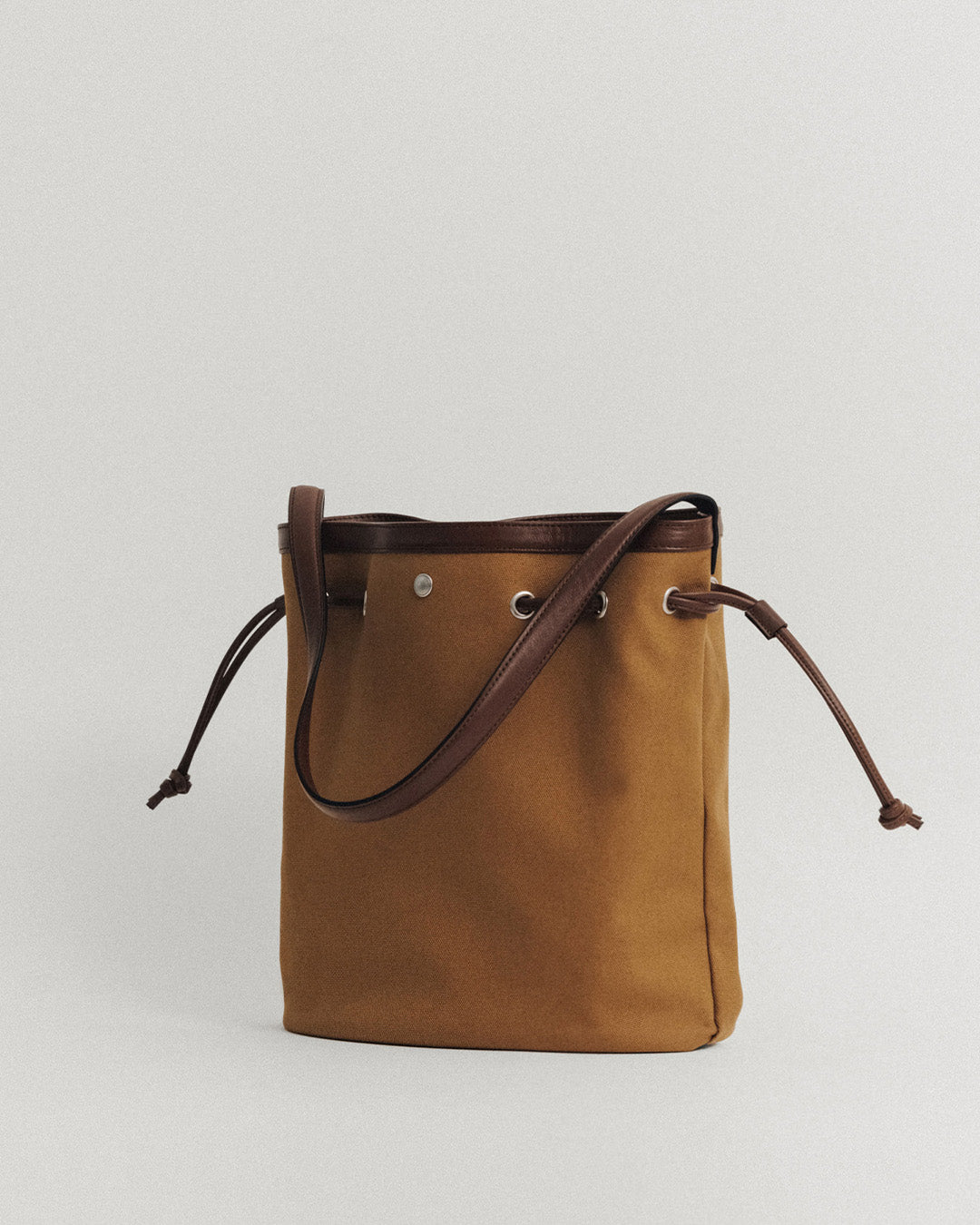 SAC COQUILLE BUCKET TAN – TOUT Y EST JP