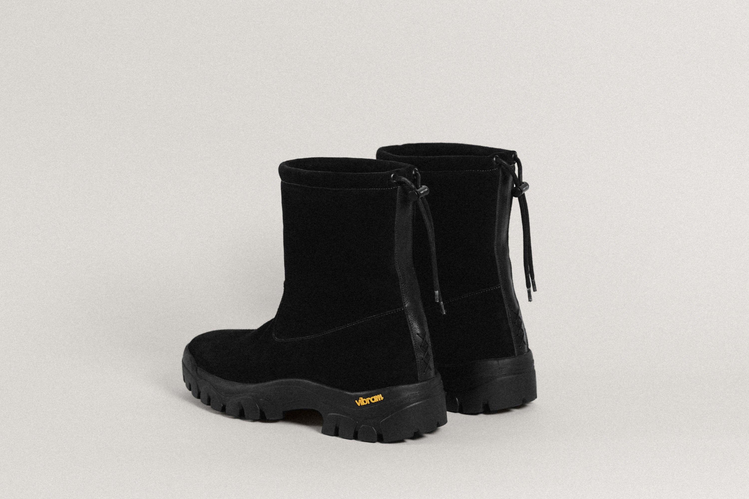 BOOTS MASSOT BLACK – TOUT Y EST JP