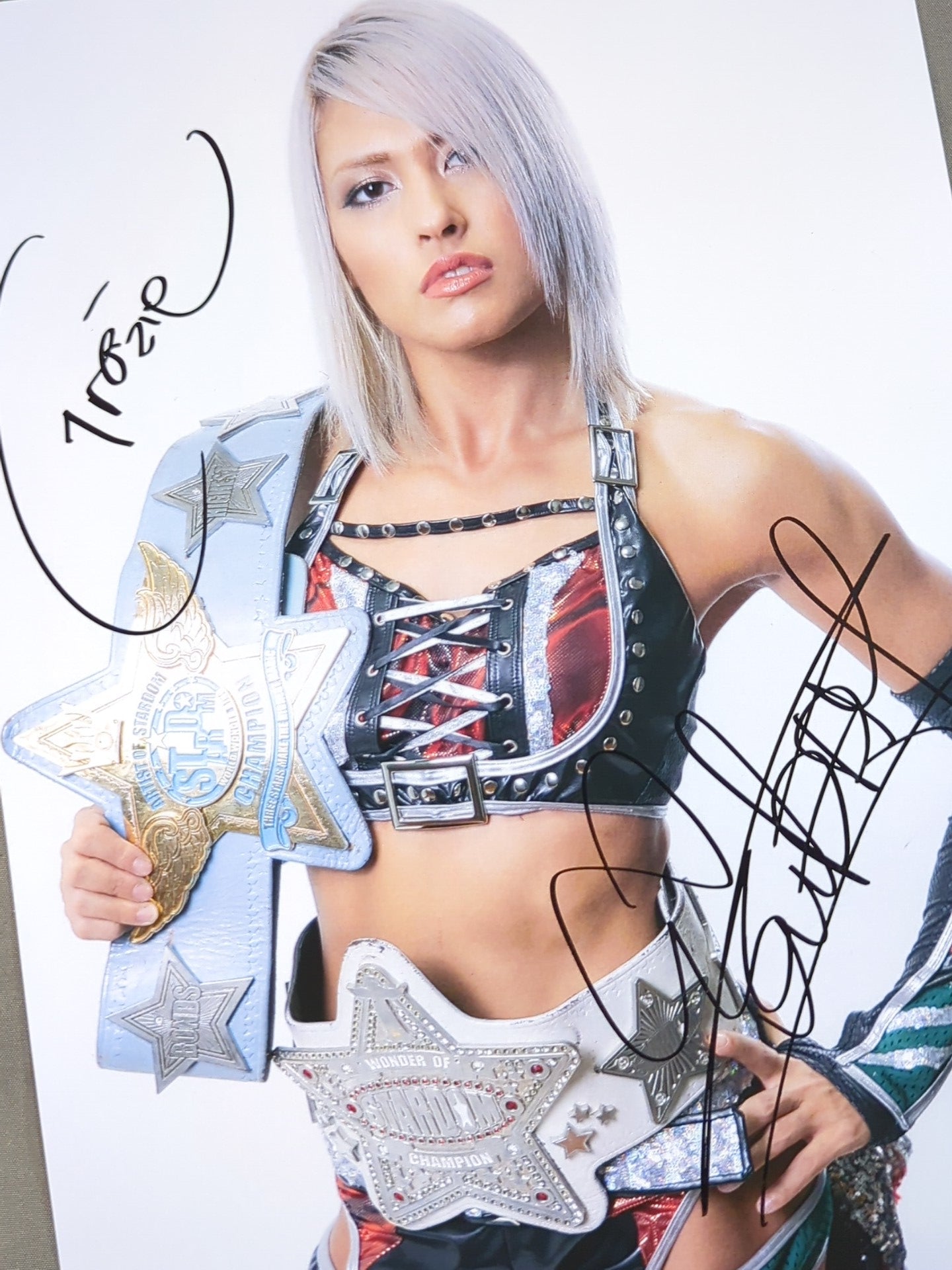 ジュリア 直筆サイン入り スターダムポートレート(E-8) – 闘道館