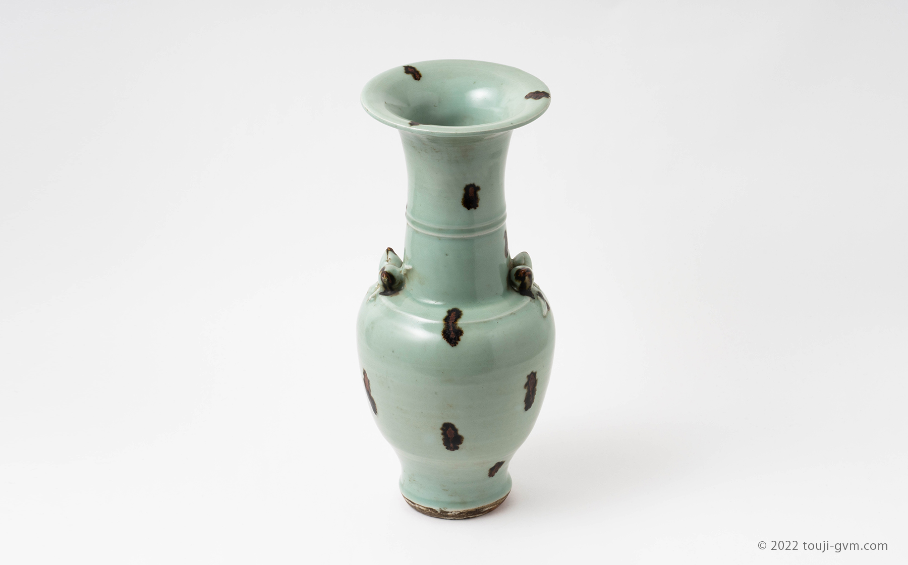 龍泉窯 飛青磁貼花桃文花生 – Longquan Celadon | 陶磁オンライン