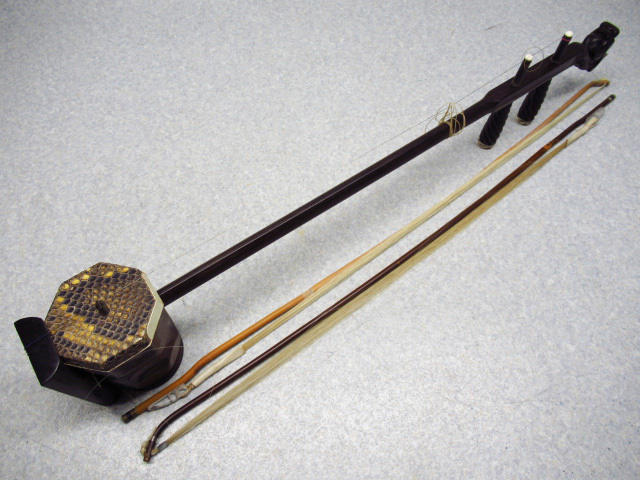 北京二胡 蛇皮 龍頭彫刻 中国 弦楽器 弓2本 民族楽器をお買取りしま