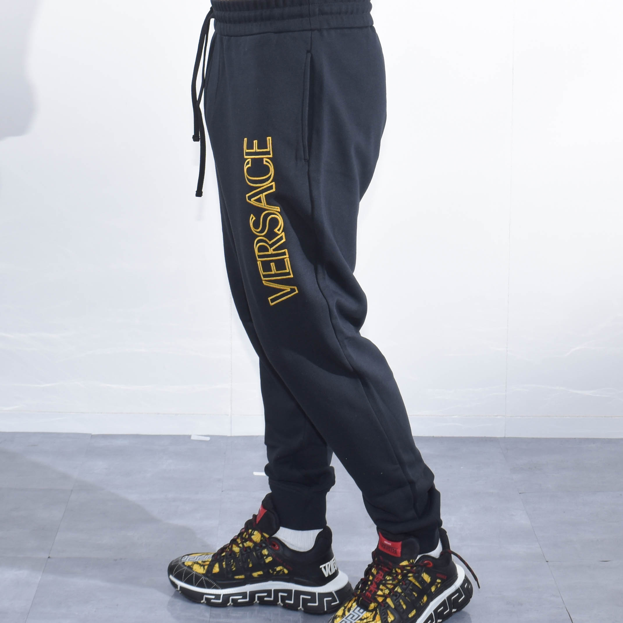 楽天市場】ヴェルサーチ スウェットパンツ 刺繍 中抜き ロゴ 裏毛