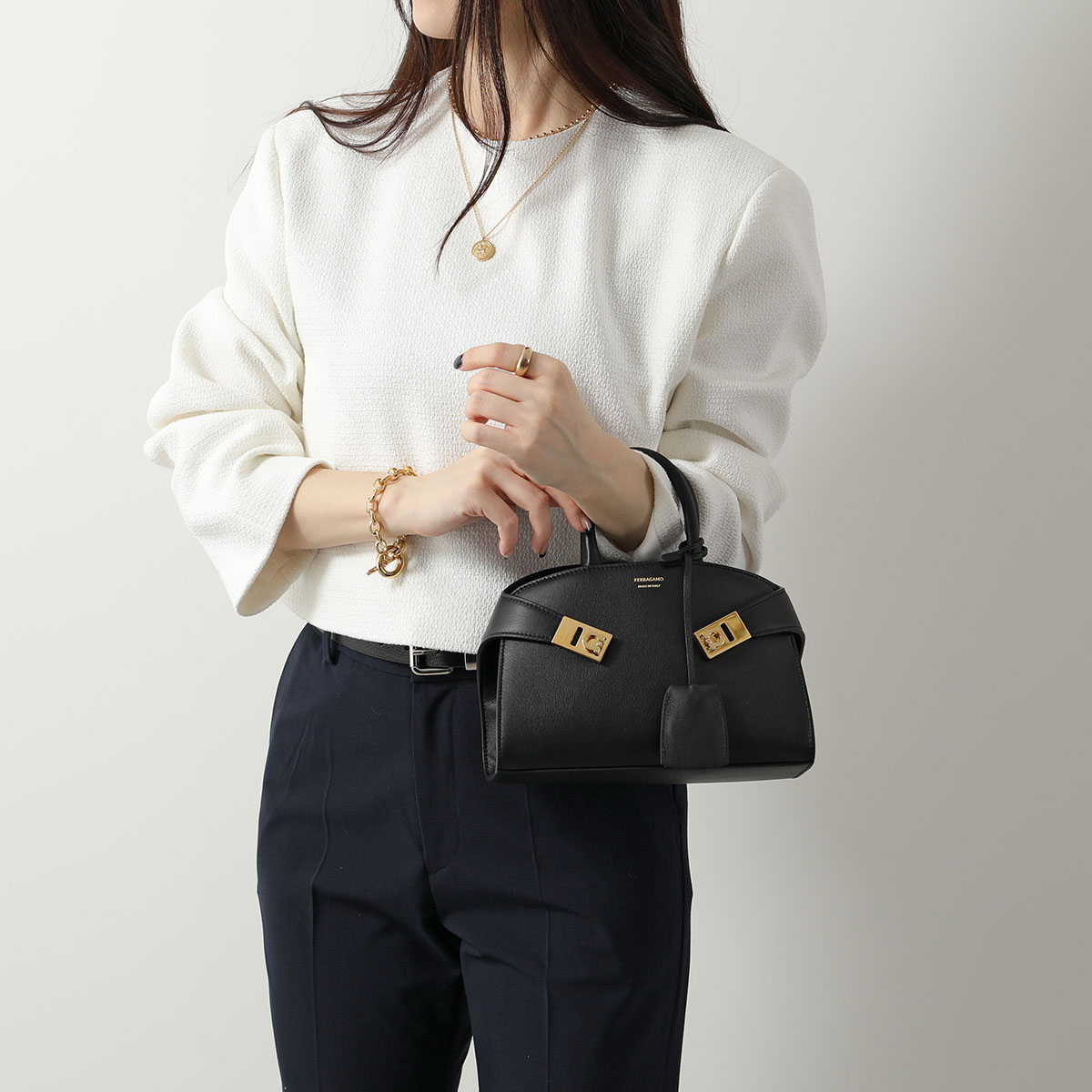 楽天市場】FERRAGAMO フェラガモ ショルダーバッグ HUG MINI ハグ ミニ