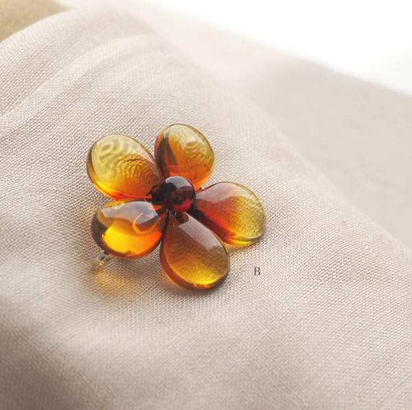 楽天市場】【バルト海の琥珀】花のこはくブローチ ギフト【j988