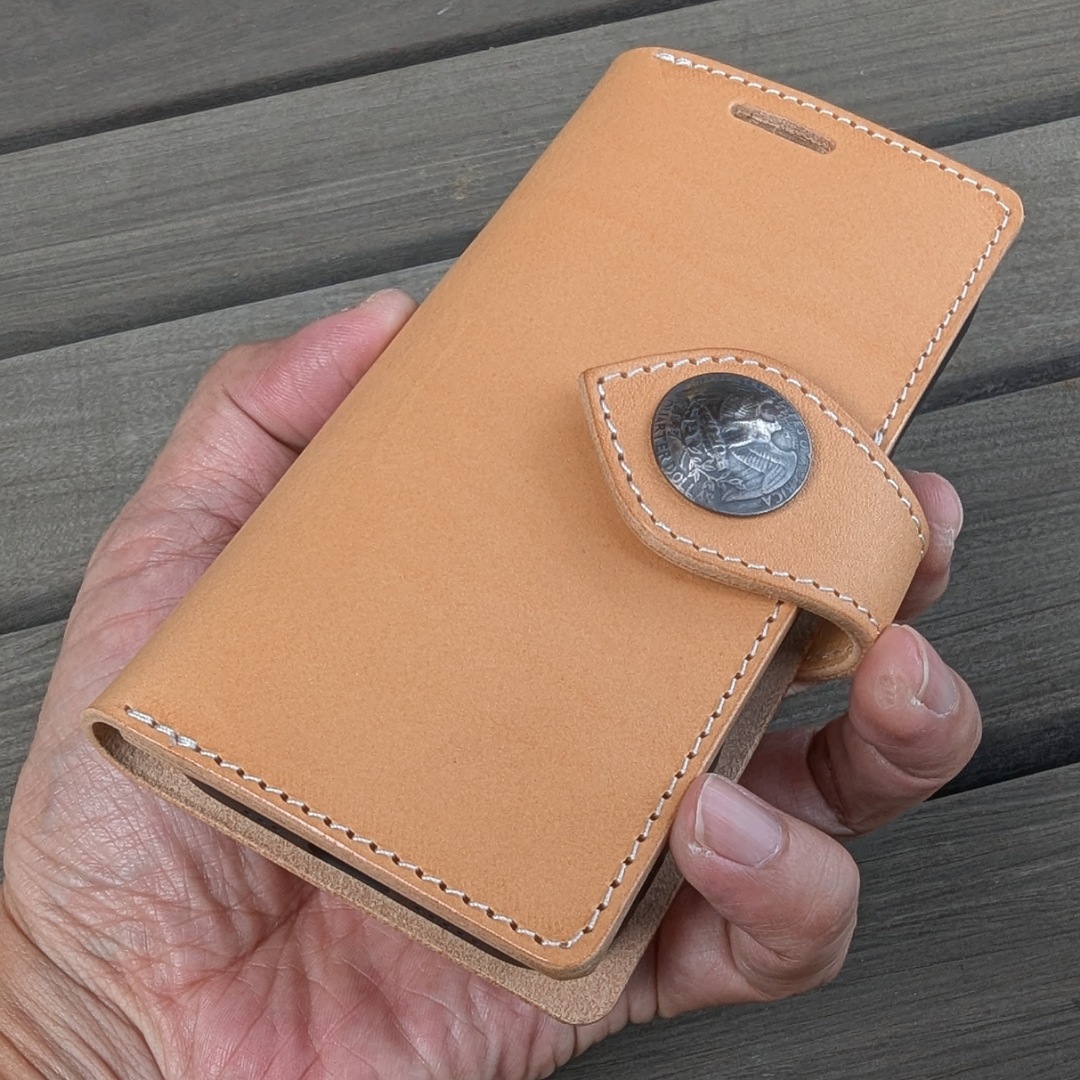 楽天市場】iPhone各種対応 手帳型 生成りのヌメ革に加脂オイルした