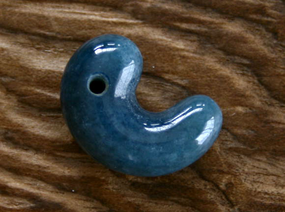 楽天市場】糸魚川青翡翠勾玉 M01064古吹 作19mm*14mm*7mm : 糸魚川