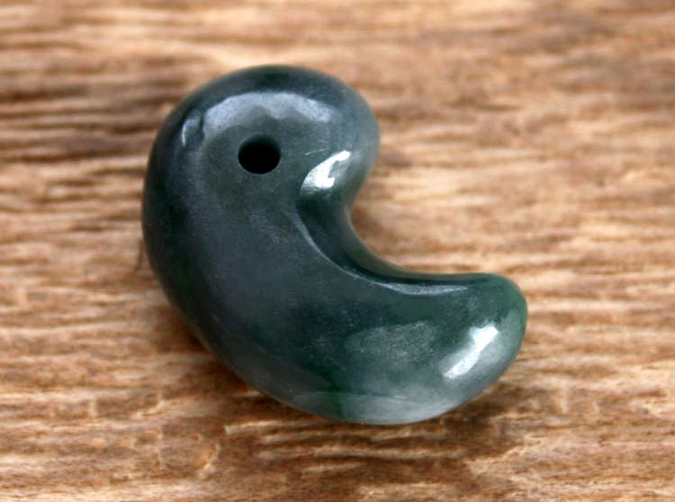 楽天市場】糸魚川翡翠勾玉 M03454翠雅 作25mm*16.8mm*9mm : 糸魚川